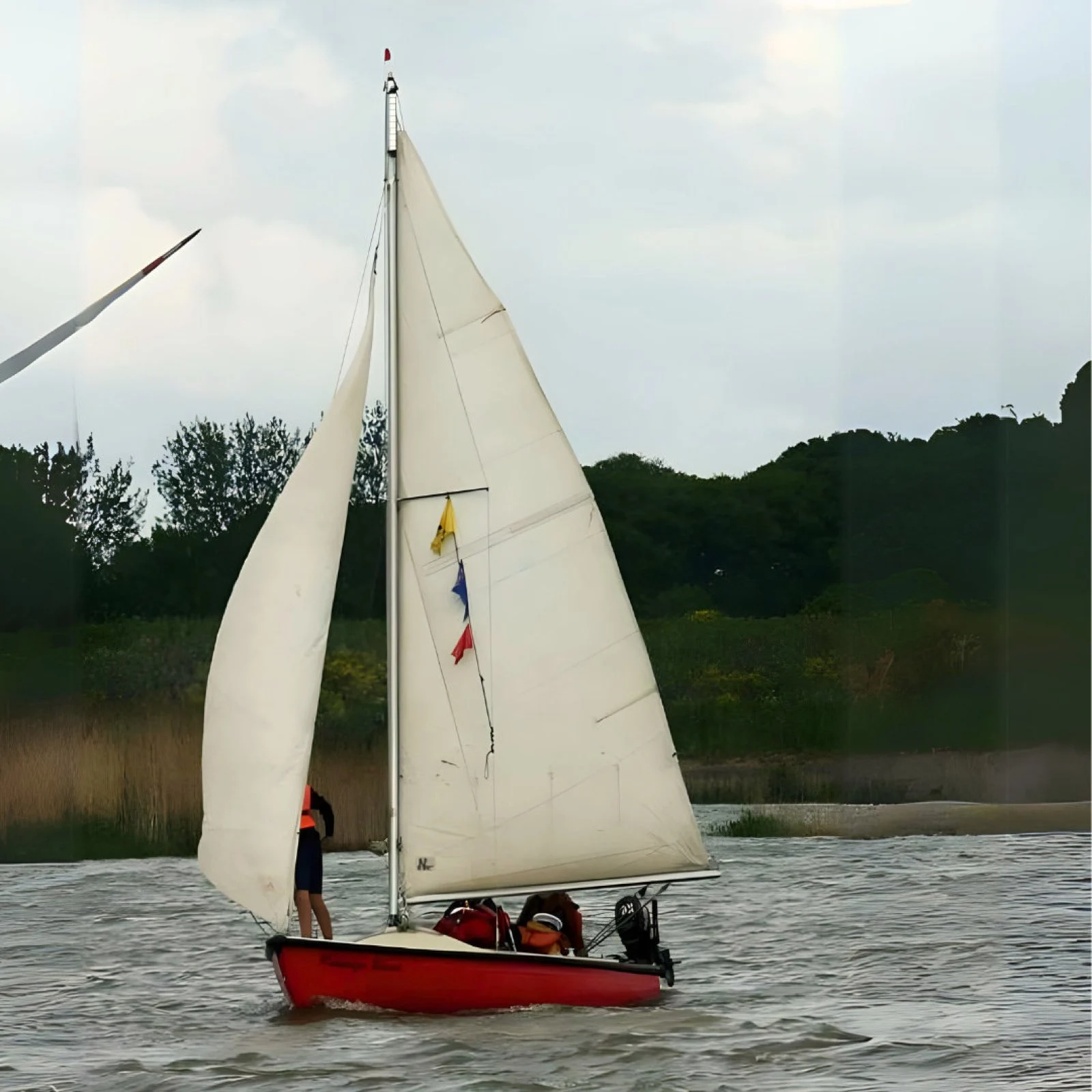 De witte zeilboot van de groep op de Schelde